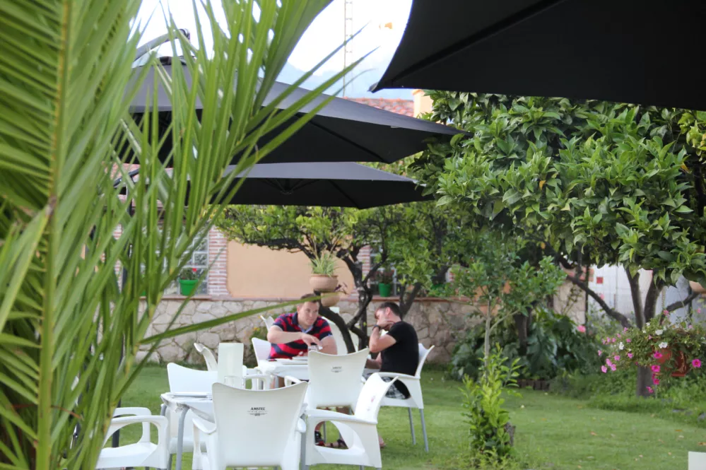 Restaurante Los Carretero, terraza, zona ajardinada y parque infantil en Candeleda Gredos