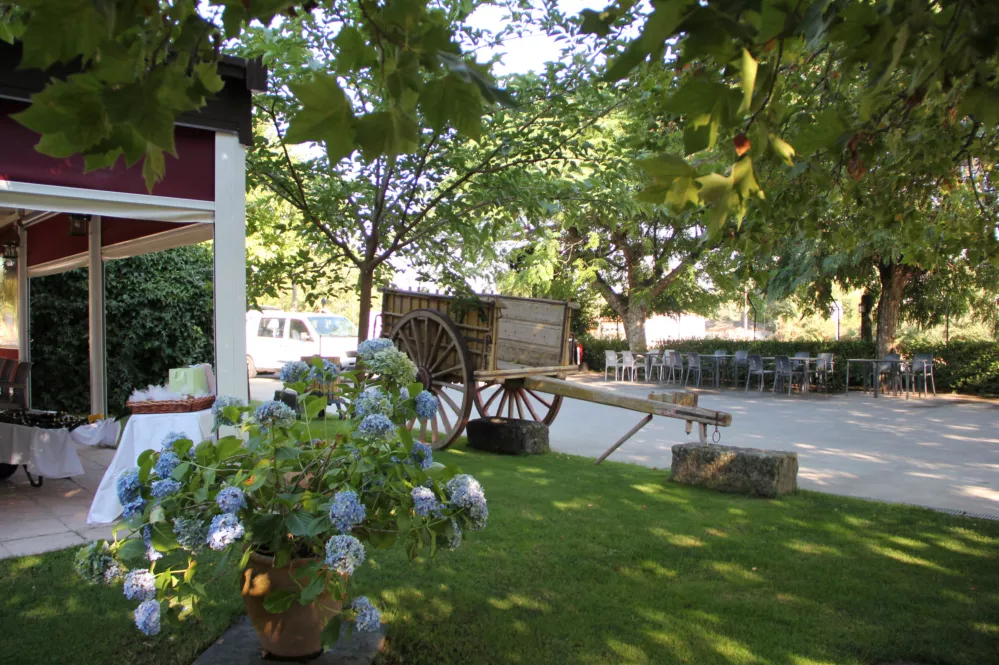 Restaurante Los Carretero, terraza, zona ajardinada y parque infantil en Candeleda Gredos