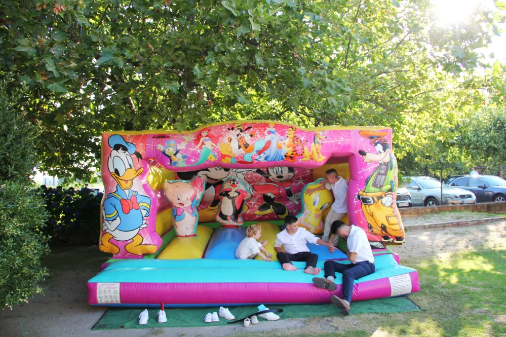 Restaurante Los Carretero, terraza, zona ajardinada y parque infantil en Candeleda Gredos