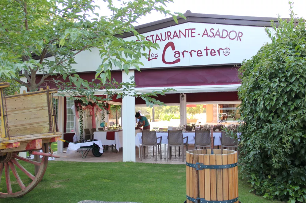 Restaurante Los Carretero, terraza, zona ajardinada y parque infantil en Candeleda Gredos